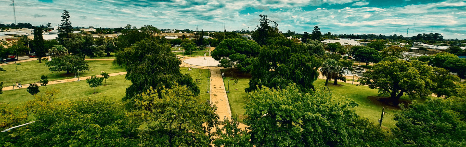 Vista aerea de la plaza principal y su vegetación.